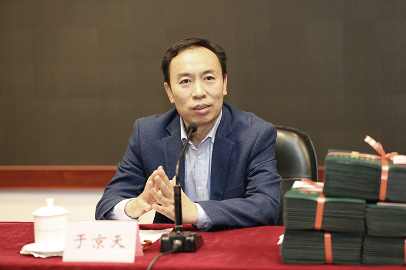 于京天首先祝贺大家圆满完成学业,并对各位学员对本次培训工作的高度肯定和赞誉表示感谢。他对学员提出三点期望,一是要将学习成果转化为实际行动;二是珍惜维护好这个学习共同体;三是学而思进,行稳致远,牢记习总书记对“四有”好老师和忠诚、干净、担当的高素质干部队伍要求,回校后带领团队为西部基础教育事业作出更大贡献。 于京天首先祝贺大家圆满完成学业,并对各位学员对本次培训工作的高度肯定和赞誉表示感谢。他对学员提出三点期望,一是要将学习成果转化为实际行动;二是珍惜维护好这个学习共同体;三是学而思进,行稳致远,牢记习总书记对“四有”好老师和忠诚、干净、担当的高素质干部队伍要求,回校后带领团队为西部基础教育事业作出更大贡献。