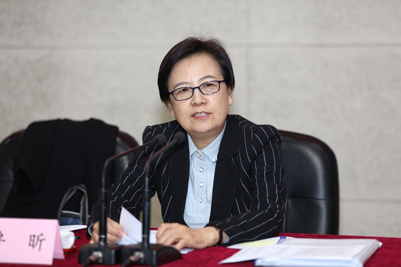 鲁昕从新时代的时代背景、时代需求、时代呼唤三个方面系统分析了新时代中国特色现代职业教育的时代背景和未来走向。鲁昕指出，党的十九大开启了中国特色社会主义建设的新时代，这个时代以习近平新时代中国特色社会主义思想为指导，明确了新理念、新目标、新任务、新部署，深入到各个领域、各个方面，深入到各个层面、各个环节。鲁昕强调，新时代职业教育要倾听新时代、确立新理念、走出新误区、明确新担当。高质量发展背景下中国特色现代职业教育要承担起时代赋予的使命。