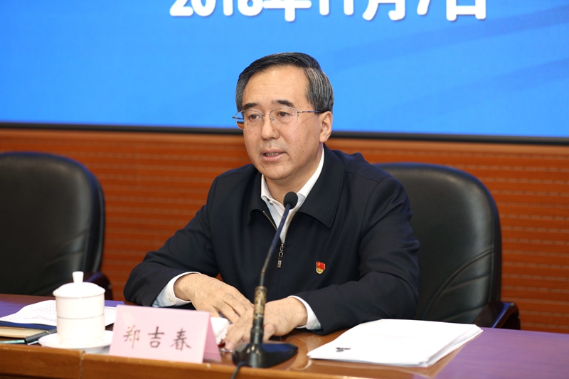 郑吉春首先介绍了培训班举办的背景和目的，并强调加强高校年轻干部队伍建设要突出抓好三个方面工作：一是加强政治建设，头脑中要始终绷紧政治“这根弦”，旗帜鲜明讲政治，坚决做到“两个维护”；二是加强作风建设，要信念坚定、忠诚老实、严格自律，强化自我修炼；三是加强能力建设，尤其要加强履职能力、战略思维能力、综合素质和专业能力、国际交往能力等的建设，练就高强本领。希望学员珍惜宝贵的学习机会，严格要求自己，尽快完成身份转变，“放下手来、静下心来、伏下身来”，排除干扰认真学习，力争使培训起到学以致用，推动工作的目的。