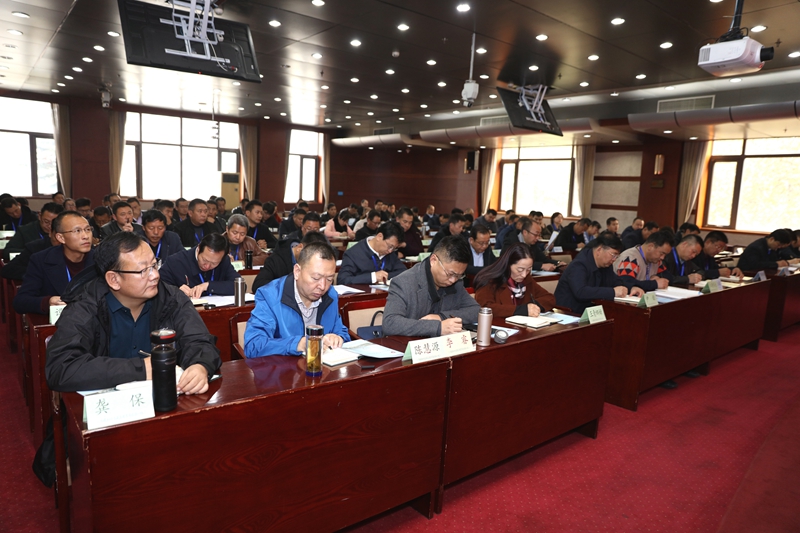 本期培训班分为两个项目，来自新疆维吾尔自治区的47名教育局长和来自西藏、四省藏区的48名教育局长将通过专题报告、分组讨论、实地调研、汇报交流等形式进行为期五天的研修学习。（供稿：教育行政教研部 韩烨；摄影：图书信息技术部 于荣壮）