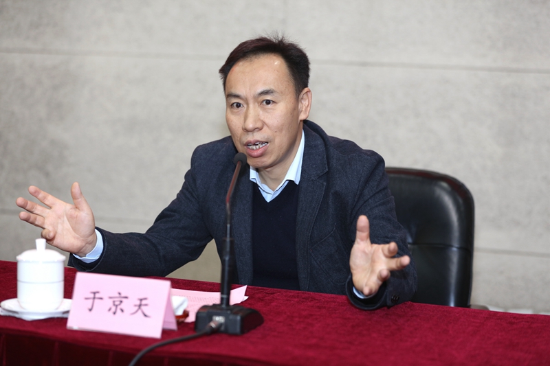 于京天中讲话中，首先对各位局长来学院学习表示欢迎，并简要介绍了学院的办学性质与特色。他指出，两个培训班是学院第一次举办专门面向新疆、西藏和四省藏区教育局长的培训项目，学院高度重视，在教育部民族司的指导下，做了很多前期准备工作，不仅始终贯彻“学员为本”的办学理念，还搭建了线上培训及多样化服务平台。他希望大家能够尽快转变角色，静下心来、潜心思考、充分交流；结合工作与思想实际，进行反思，查找问题，形成解决问题的思路；同时严格遵守纪律规定，度过愉快的培训时光。