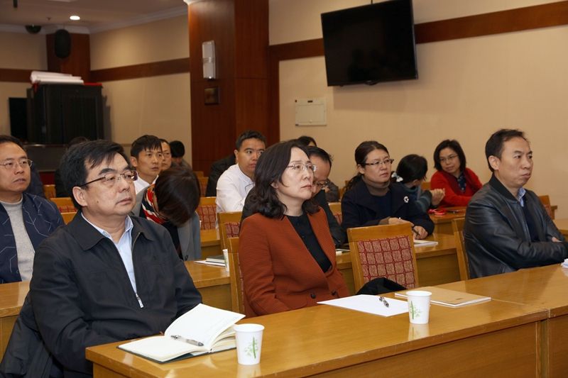 报告会上，林蕙青同志以加强党对教育工作的全面领导，深刻理解和科学把握高等教育发展主旋律，深刻理解和把握人才培养的新要求为主题，结合全国教育大会提出的新要求、新部署，围绕高等教育的热点、难点问题，系统深入的谈了认识与体会。她提出，要认真学习贯彻习近平总书记关于教育的重要论述和全国教育大会精神，以时不我待、只争朝夕的精神，加快推动高等教育由大向强发展。（学院办公室）