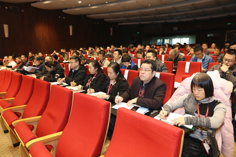 本期培训班历时四天，学员将通过听取报告、分组讨论、大会交流等形式展开学习。来自省级教育行政部门、普通高校、教育部司局与直属单位负责信访工作的同志共165人参加培训。（供稿：社会科学教研部 王敬红；摄影：图书信息技术部 于荣壮）
