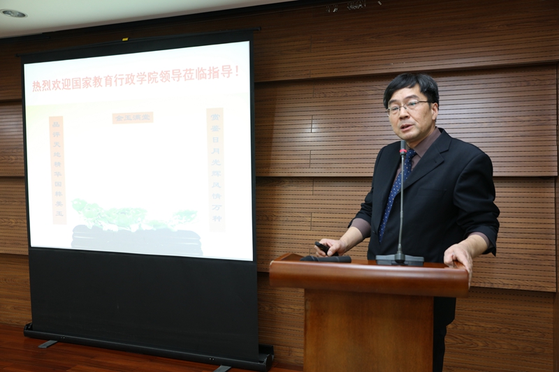 珠宝学院党委书记何明跃，以PPT的形式向大家深入浅出地科普宝石、翡翠等相关珠宝知识。