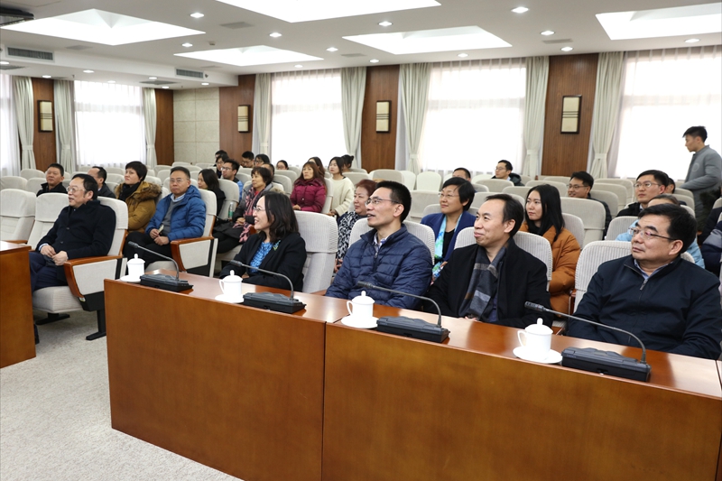 学院领导候慧君、朱保江、于京天、王治军和教职工代表，认真听取中国地质大学领导和专家的介绍。