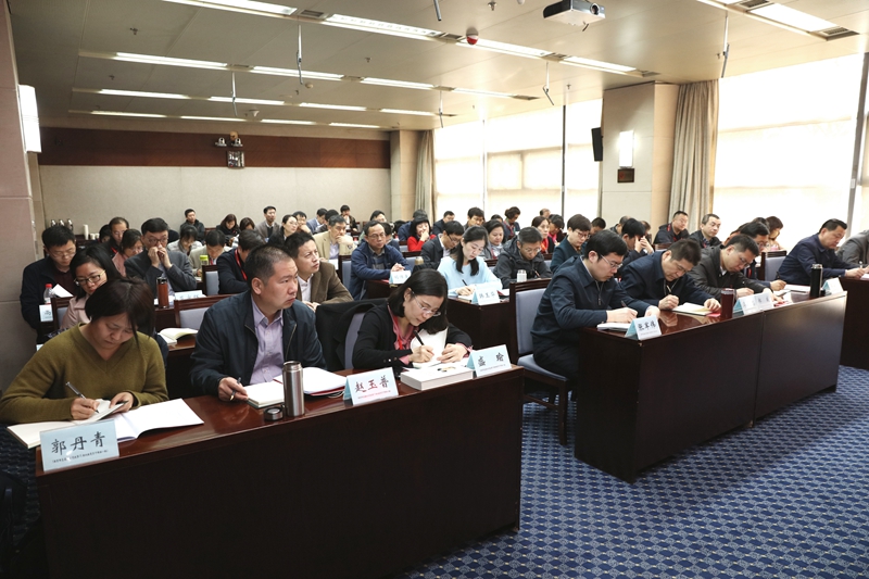 教育部直属机关党委组织宣传处负责同志和班主任工作团队参加了开班式。来自部机关和直属单位的55位处级党员干部将在学院进行为期三周的理论学习，之后将分组赴云南、甘肃、四川三地深度贫困地区开展为期一周的教育脱贫攻坚专项调研。（供稿：社会科学教研部 高艳青；摄影：图书信息技术部 于荣壮）