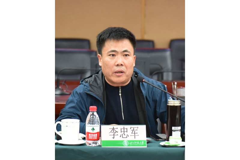 考察团团长、吉林大学党委副书记、纪委书记李忠军教授作为长期从事高校思政课教学工作的教师代表，在学校思想政治理论课教师座谈会上受到总书记接见。他在座谈会上首先发言，传达了总书记在学校思想政治理论课教师座谈会的重要讲话精神和收获体会。李忠军说，能够作为思想政治理论课教师代表参加座谈会并现场聆听总书记的讲话，倍感荣幸，倍感亲切，倍感责任。李忠军表示，将深入学习和深刻领会总书记关于办好思想政治理论课重大意义的论述，按照思想政治理论课教师“六要”的标准要求，以及推动思想政治理论课改革创新要坚持“八个统一”的总要求，在学习研究和教育教学活动中努力践行，不断提升思想政治课的质量和水平，不断提升思政课的针对性和实效性。