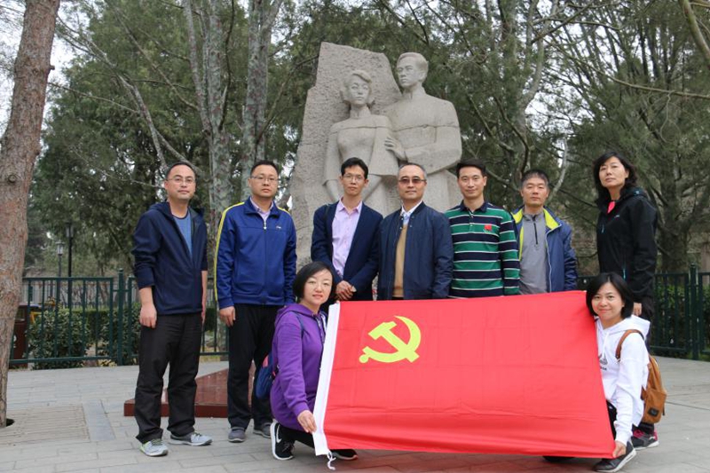 3月20日下午,第56期高校中青三班临时党支部赴北京市西城区陶然亭革命旧址开展了一场别样的红色之旅。支部一行来到革命烈士高君宇、石评梅夫妇纪念碑,悼念了我党早期的活动家、中国共产党创始人之一的高君宇和他的女友石评梅先生,深切感受到了革命志士为革命事业拼搏奋斗的大无畏精神和革命理想高于天的伟大追求。 3月20日下午,第56期高校中青三班临时党支部赴北京市西城区陶然亭革命旧址开展了一场别样的红色之旅。支部一行来到革命烈士高君宇、石评梅夫妇纪念碑,悼念了我党早期的活动家、中国共产党创始人之一的高君宇和他的女友石评梅先生,深切感受到了革命志士为革命事业拼搏奋斗的大无畏精神和革命理想高于天的伟大追求。