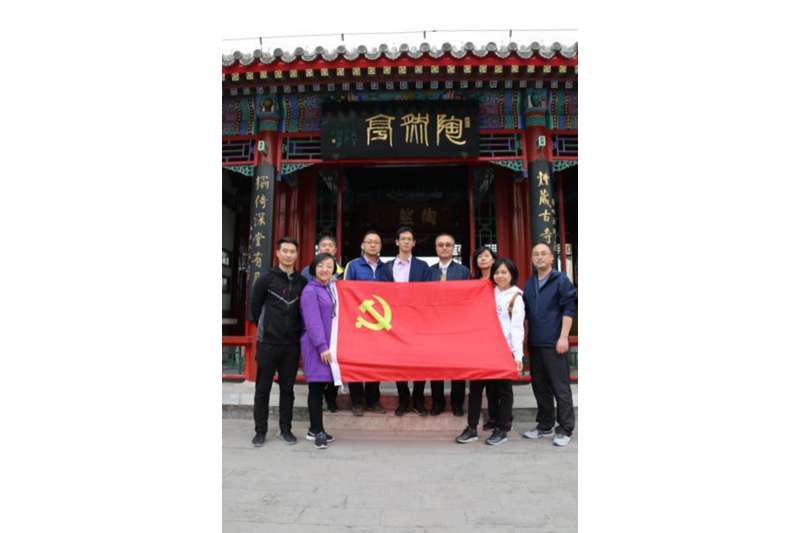 陶然亭内最著名的慈悲庵,被誉为“革命的摇篮”。“五·四”运动前后,中国共产党的创始人和领导人李大钊、毛泽东、周恩来曾先后来陶然亭进行革命活动。支部一行沿着先辈的红色足迹,回顾了毛泽东、李大钊等革命家为推动中国共产党成立所开展的一系列斗争活动,探寻我们党的“精神密码”。 陶然亭内最著名的慈悲庵,被誉为“革命的摇篮”。“五·四”运动前后,中国共产党的创始人和领导人李大钊、毛泽东、周恩来曾先后来陶然亭进行革命活动。支部一行沿着先辈的红色足迹,回顾了毛泽东、李大钊等革命家为推动中国共产党成立所开展的一系列斗争活动,探寻我们党的“精神密码”。