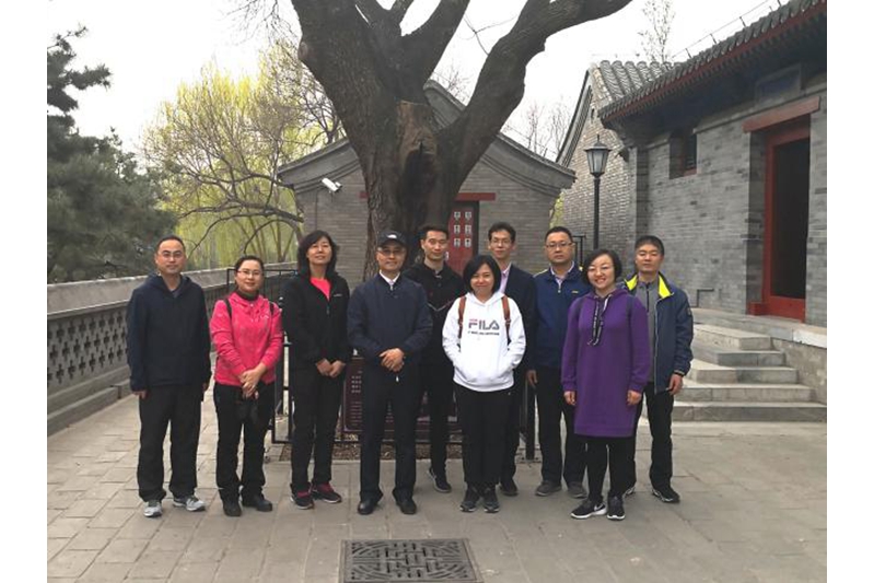 “满园春色一醉一陶然,红色印迹一步一传承”。支部成员在古槐树前合影,重温入党初心,警醒自己要时刻牢记党员的责任、使命,时刻以党员的标准严格要求自己,时刻以党员的先进性鞭策激励自己。陶然亭革命旧址座落于陶然亭公园内。公园位于北京南二环陶然桥西北侧,取白居易诗“更待菊黄家酿熟,与君一醉一陶然”句中的“陶然”二字为亭命名,园林风光秀丽,文化内涵丰富,有着光辉的历史篇章。(撰稿:三班学员 张惠虹;审稿:班主任 王敬红;摄影:支部成员) “满园春色一醉一陶然,红色印迹一步一传承”。支部成员在古槐树前合影,重温入党初心,警醒自己要时刻牢记党员的责任、使命,时刻以党员的标准严格要求自己,时刻以党员的先进性鞭策激励自己。陶然亭革命旧址座落于陶然亭公园内。公园位于北京南二环陶然桥西北侧,取白居易诗“更待菊黄家酿熟,与君一醉一陶然”句中的“陶然”二字为亭命名,园林风光秀丽,文化内涵丰富,有着光辉的历史篇章。(撰稿:三班学员 张惠虹;审稿:班主任 王敬红;摄影:支部成员)