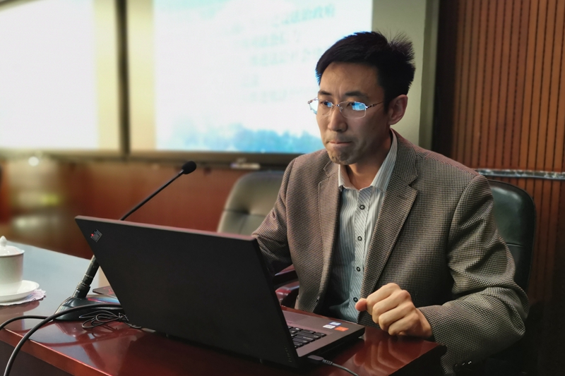 办公厅督查处三级调研员张元鑫，为大家分享了学习习近平总书记在庆祝全国人民代表大会成立60周年大会上的讲话和《中共中央关于全面推进依法治国若干重大问题的决定》的收获，又结合所从事的信访、督查及公职律师等工作，交流了贯彻落实十八届四中全会精神，推进教育领域通过法定途径分类处理信访投诉请求，参与行政诉讼工作的体会。