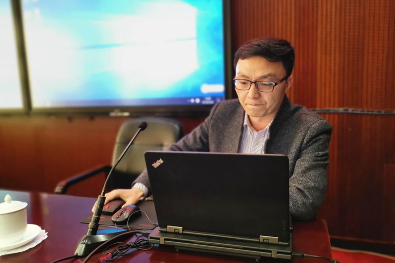 服务中心物业管理处副处长屈宇辉，围绕“信仰、站位、体系、落实”四个关键词，向大家分享了对新时代直属机关处级党员干部能力素质提升的心得与感悟。