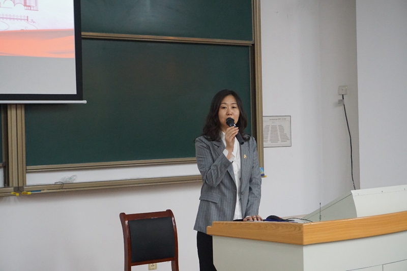 4月3日下午，第16期高校中层干部专题研修班赴北京理工大学开展现场教学，全体学员走进北理工“思政课智慧课堂”，亲身体验信息技术在思想政治教育教学中的应用。图为北京理工大学党委副书记包丽颖教授致词欢迎全体学员并介绍了相关情况。北理工马克思主义学院党总支书记刘存福主持现场教学交流活动。