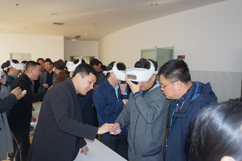 学员们听取介绍后，在活动现场还进行了智慧教育产品的体验，包括教学APP、严肃游戏、VR及AR体验等不同的内容，对移动教学到虚拟现实技术有一个切身的了解。