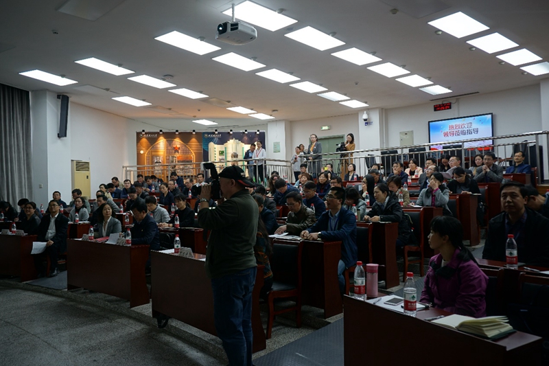 “思政课智慧课堂”是北京理工大学马克思主义学院多年打造的特色信息技术教学平台，自2009年至今已经研发了VR教辅软件“重走长征路”、“我素我行”移动教学APP和严肃游戏“情商加油站”等教辅软件，形成了基于新媒体新技术的思政课智慧教育系列产品，在中央台新闻联播、焦点访谈等主流媒体的多次报道中被称为“活起来”的思政课。（供稿：班级宣传委员、西北农林科技大学办公室副主任 李国龙；审稿：总班主任 丁月牙）