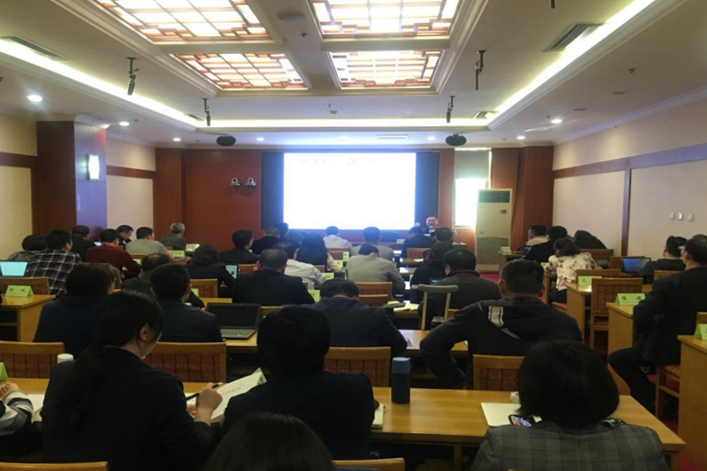 4月16日下午,第18期浙江省高校中青年干部培训班在校长大厦二楼第二会议室举行第三次文化沙龙活动,共有两位学员分别作了交流发言。活动由副总班长兼总班学习委员、金华职业技术学院现代职业教育研究院院长邵建东主持。 4月16日下午,第18期浙江省高校中青年干部培训班在校长大厦二楼第二会议室举行第三次文化沙龙活动,共有两位学员分别作了交流发言。活动由副总班长兼总班学习委员、金华职业技术学院现代职业教育研究院院长邵建东主持。