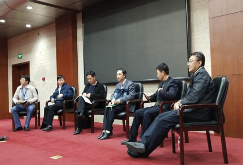 当教育局长有什么体会?当教育局长怎样开展工作?五位局长分享了自己当教育局长的经验和体会。湖北省神农架林区教育局局长陈耀、福建省龙岩市武平县教育局局长邓占通、江西省赣州市会昌县教育科技体育局局长罗水养、河北省秦皇岛市抚宁区教育局副局长赵红民、山东省青岛市城阳区教育和体育局局长赵伟做主题发言。 当教育局长有什么体会?当教育局长怎样开展工作?五位局长分享了自己当教育局长的经验和体会。湖北省神农架林区教育局局长陈耀、福建省龙岩市武平县教育局局长邓占通、江西省赣州市会昌县教育科技体育局局长罗水养、河北省秦皇岛市抚宁区教育局副局长赵红民、山东省青岛市城阳区教育和体育局局长赵伟做主题发言。