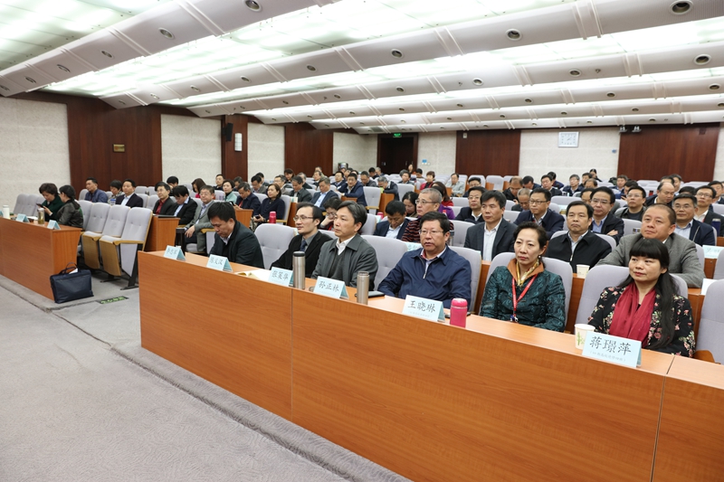 本期进修班学员来28个省市自治区，共计93位学员。本期进修班在学员们对教育行政学院的感恩之情、难舍之情中圆满结业。（供稿：总班主任、学校管理教研部 刘亚荣；摄影：图书信息技术部 于荣壮）