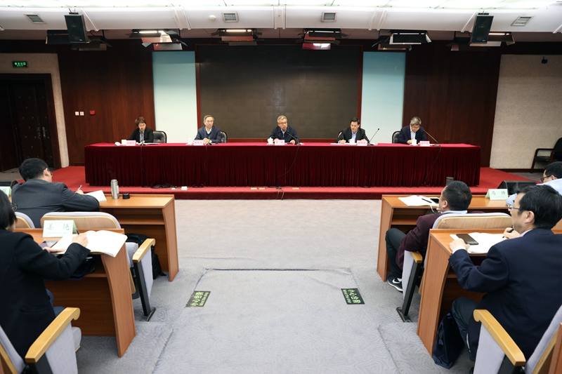 4月25日上午，教育部相关司局领导与第56期高校中青年干部培训班学员举行政策咨询座谈。教育部人事司副司长吕杰、发展规划司副巡视员楼旭庆、学位管理与研究生教育司副巡视员唐继卫、教师工作司教师管理与师德建设处处长黄小华等出席座谈会。