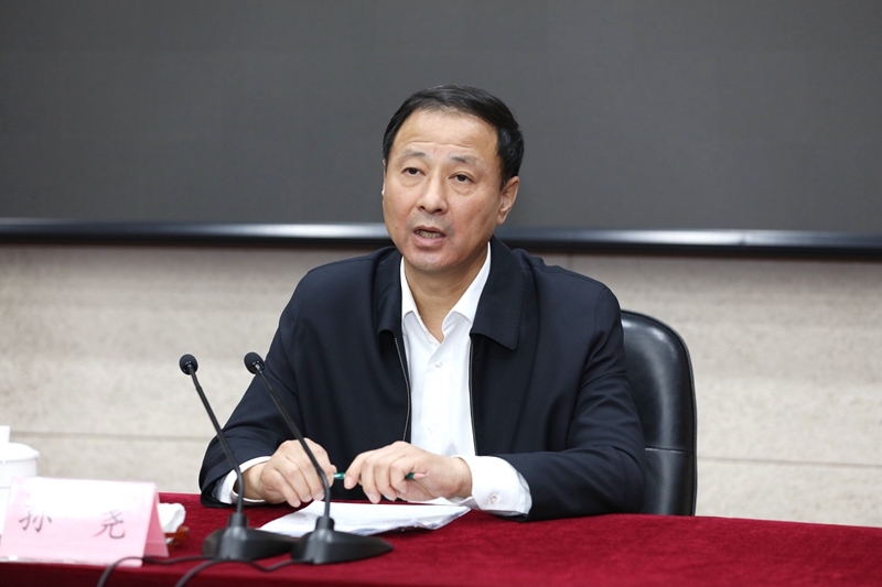 孙尧在分析当前职业教育形势与任务的基础上，对《国家职业教育改革实施方案》进行针对性解读，重点阐述了八个方面的问题。孙尧强调，大家要以服务国家战略为出发点，齐心协力、集思广益，既不操之过急，也不等待观望，在“高职扩招100万”和“1500万人次以上的职工技能提升和转岗转业培训”中发挥重要作用、做出应有贡献。