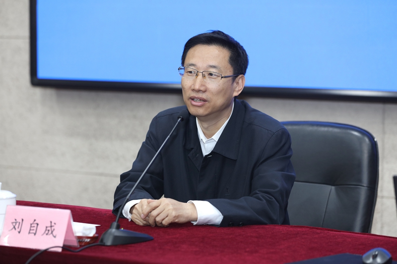 刘自成在题为“全面贯彻落实全国教育大会精神，深化教育改革发展的形势与任务”的报告中，从怎么看、怎么学、怎么干等三方面深入解读了全国教育大会的精神。他强调，要从落实教育优先发展战略、实施新时代立德树人工程、加强新时代教师队伍建设、回应人民群众关切、提高服务经济社会发展能力、破除教育发展的体制机制障碍和加强党的领导七个方面着手，深化教育改革和发展。