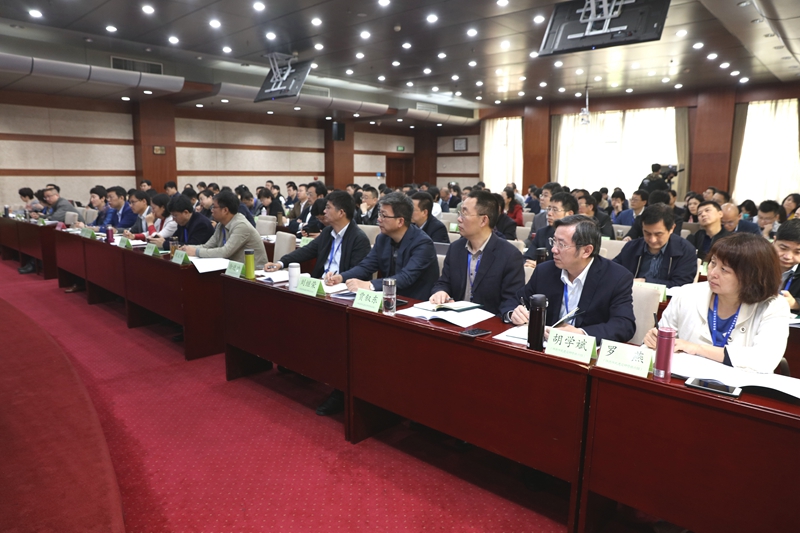 各省（区、市）教育行政部门有关处室负责同志，部属高校、部省合建高校党委教师工作部负责同志，以及其他部委直属高校党委教师工作部负责同志共计129人参加本期研修。他们通过聆听系列辅导报告、小组研讨和集中交流经验等形式，开展为期3天的研修。(供稿：社会科学教研部教师 赵京；摄影：图书信息技术部 于荣壮)
