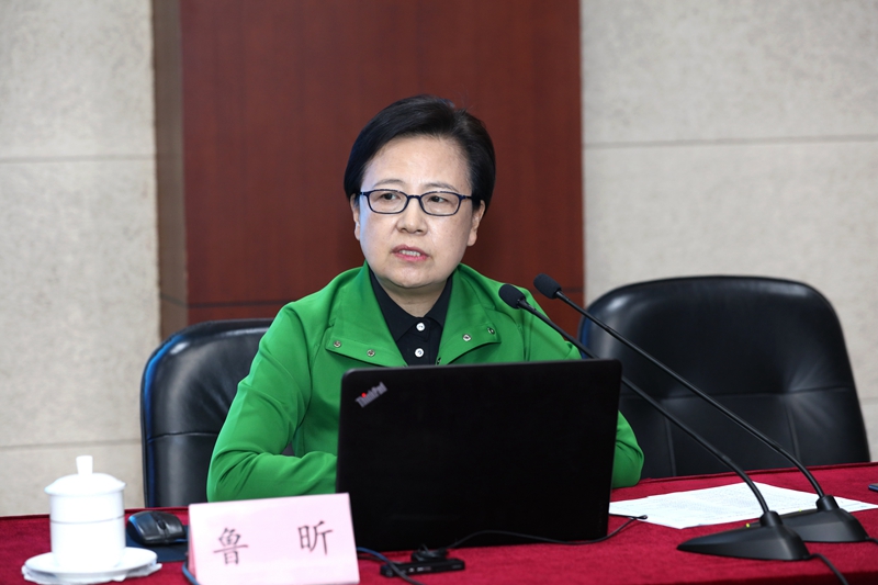 鲁昕在报告中，围绕人工智能作为国家发展新战略、人工智能对人才培养提出的五大挑战、人工智能赋予职业教育的历史使命，以及人工智能背景下人才培养的五大对策等四个方面，阐述了解读了人工智能时代现代职业教育人才培养的变革。