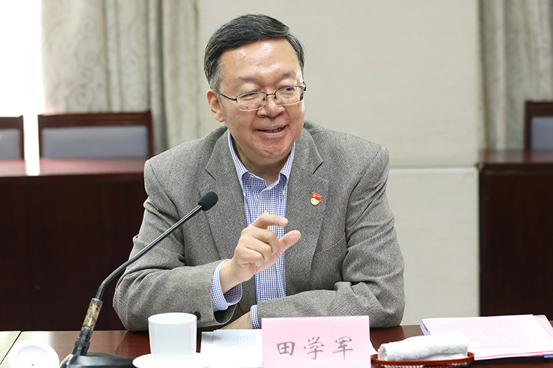 田学军指出，直属机关党校是教育培训党员干部的主渠道，是党的政治和思想理论建设的重要阵地，是党员干部加强党性锻炼的熔炉。他强调，要深入学习贯彻习近平总书记在全国党校工作会议上的重要讲话精神，全面加强党的领导，全面加强直属机关党校建设，努力开创党校工作新局面。