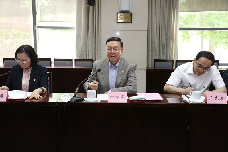 田学军强调，一要坚持党校姓党，把底色亮起来。要把党校姓党贯穿工作始终，坚持以践行“两个维护”为要、以聚焦主业主课为本、以严守纪律规矩为基，自觉在思想上政治上行动上同以习近平同志为核心的党中央保持高度一致。二要坚持质量立校，把品牌树起来。要把质量立校作为党校工作的重要抓手，用心、用情、用力开展各项工作，着力增强培训的针对性和实效性。三要坚持统筹整合，把资源聚起来。发挥教育优势，统筹社会资源，形成工作合力，统筹建设一批党校与国情教育基地，为直属机关党校开展工作提供重要支撑。四要坚持着眼长远，把机制建起来。建立与教育中心工作相融合机制、与干部培养发现相衔接机制、可持续发展机制，围绕教育中心工作设计培训主题和内容，使直属机关党校成为既培养干部又发现干部的重要渠道，加强基本建设和条件保障，推动直属机关党校稳步发展。