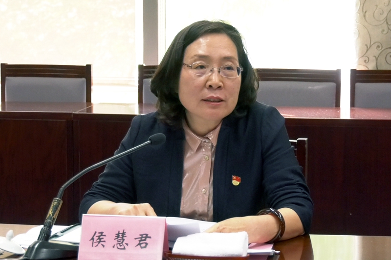 国家教育行政学院党委书记、常务副院长侯慧君表示,部党组把“直属机关党校”设在国家教育行政学院,是对学院的高度信任,也是对之前学院开展直属机关党员干部培训工作的充分肯定;我们感到了使命和责任,也感到了压力和动力。学院党委一定在部党组的领导下、直属机关党委的指导下,不负重托、不辱使命,高标准全力做好直属机关党校的建设工作;坚持党校姓党,把直属机关党校建设成为党员干部学习成长的坚强阵地;坚持质量立校,为直属机关党员干部培训工作做出应有的努力和贡献。 国家教育行政学院党委书记、常务副院长侯慧君表示,部党组把“直属机关党校”设在国家教育行政学院,是对学院的高度信任,也是对之前学院开展直属机关党员干部培训工作的充分肯定;我们感到了使命和责任,也感到了压力和动力。学院党委一定在部党组的领导下、直属机关党委的指导下,不负重托、不辱使命,高标准全力做好直属机关党校的建设工作;坚持党校姓党,把直属机关党校建设成为党员干部学习成长的坚强阵地;坚持质量立校,为直属机关党员干部培训工作做出应有的努力和贡献。