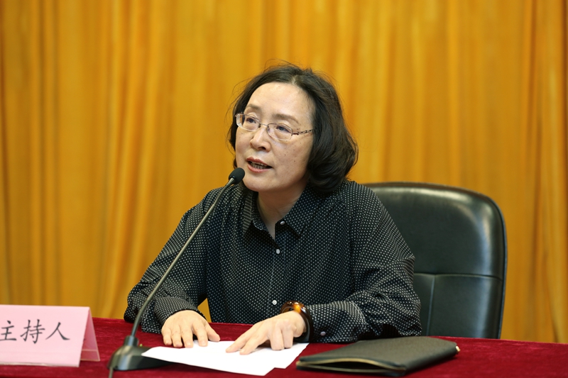 国家教育行政学院党委书记、常务副院长侯慧君主持报告。