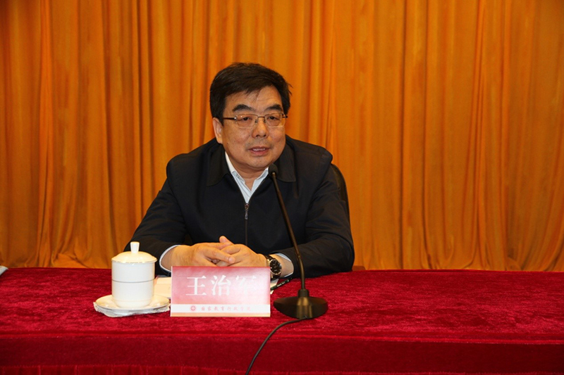 王治军在致辞中对学员的到来表示欢迎，并介绍本次培训班是在教育部基础教育司的指导下，在总结之前培训经验的基础上，围绕培训目标，对课程安排、环节设计、师资筛选等方面进行了整体设计，以更加契合组织要求和学员学习需求。建议大家充分利用此次研修机会汲取工作养分，加强同行交流，深化对自身职责使命和工作思路的认识与思考。