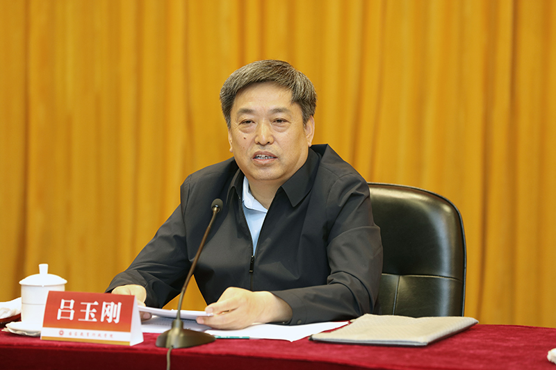 开班式后，吕玉刚作了题为“坚持和加强党的全面领导，不断提高中小学党建水平”的开班报告。在报告中，吕玉刚全面介绍了新时期基础教育事业发展的重点任务和主要挑战，并在此基础上，对坚持和加强党对中小学的全面领导提出三点意见：一是深刻认识新时代中小学党建工作的重大意义，二是准确理解中小学党建工作的形势任务，三是充分发挥党组织书记的引领带动作用。