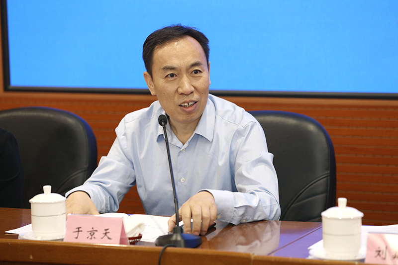 于京天在致辞时表示，非常欢迎香港特区教育交流团到学院进行交流，学院对交流团特别关注也特别期待，在交流团到来之前，学院与香港中联办及特区政府教育局进行多次沟通，精心设计了研修方案；学院各部门将尽最大努力为香港同胞学习提供优质的服务和保障，确保此次交流的顺利进行。他希望通过此次交流，进一步增加内地与香港地区教育的相互理解、相互学习、相互借鉴，开展深度的合作与交流，希望香港教育的明天更美好。