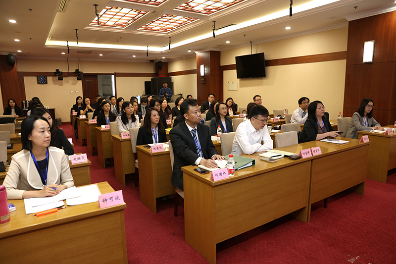 第四期香港特区政府教育局中高层公务员教育交流团成员由教育局公务员、中小学校长组成，共计36人。按照交流计划，他们将在学院进行为期6天的研修学习。（供稿：教育行政教研部 杨程；摄影：图书信息技术部 于荣壮）