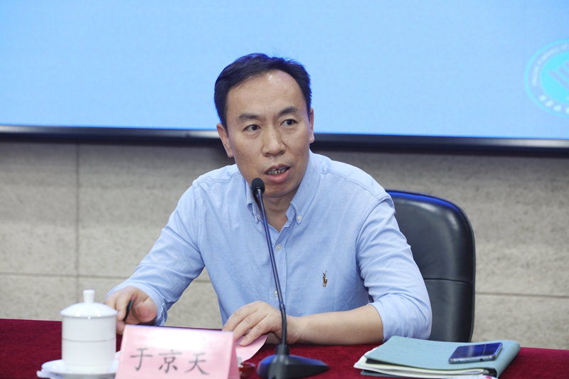 于京天首先致辞欢迎全体学员前来参加培训学习。他介绍本期培训班的举办得到教育部高校学生司的全面统筹指导，学院也高度重视，安排富有经验的教授作班主任负责教学工作，后勤部门会全力做好服务保障，希望大家珍惜机会，遵守纪律，专注学习，深入交流，学有所获。