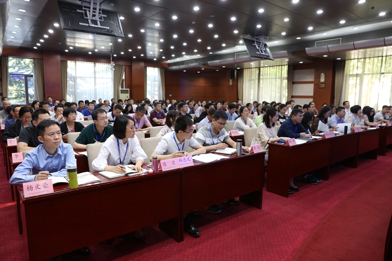 开班式后，教育部综改司司长刘自成作了首场专题报告。来自全国31个省（市、自治区）教育招生考试机构和相关部属高校负责研究生考试招生工作的相关负责同志，共计135人参加此次培训学习。（供稿：学校管理教研部 刘亚荣；摄影：图书信息技术部 于荣壮）