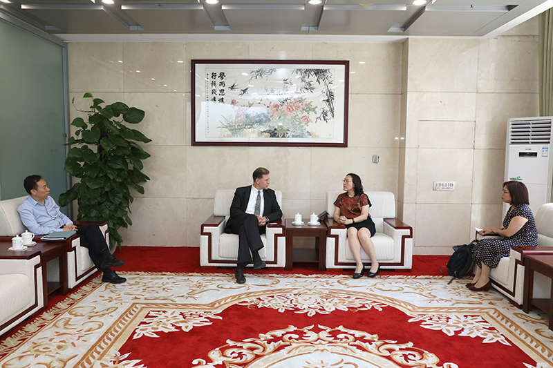 5月23日下午，东南芬兰应用技术大学校长赫依珂（Heikki Saastamoinen）教授访问我院，学院书记、常务副院长侯慧君会见来宾，副院长于京天与其会谈。在会见中，双方回顾了以往交流情况并就目前正在进行的合作交换了意见。