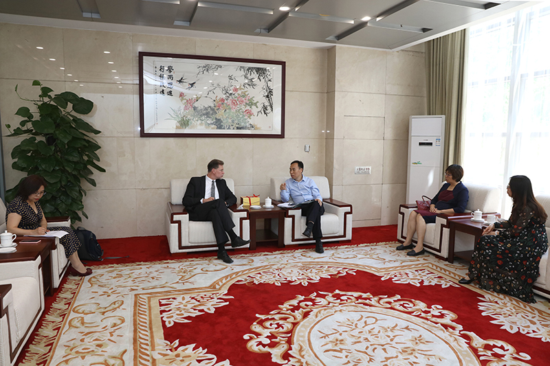 会见结束后，副院长于京天与赫依珂校长举行会谈，就“中芬应用技术大学校长论坛”的具体工作进行了讨论。学院职业教育研究中心主任邢晖教授、进修部主任从春侠以及国际与合作部副主任井美莹等有关人员参加了会谈。