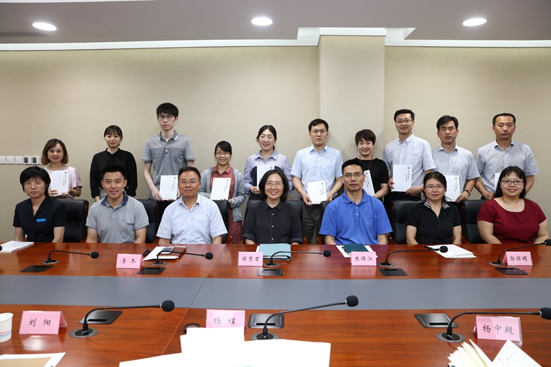 座谈会后，侯慧君书记向与会人员逐一发放了学院编辑的图书《南迁20周年纪念文集》，并与大家合影留念。（供稿：团委；摄影：图书信息技术部 于荣壮）