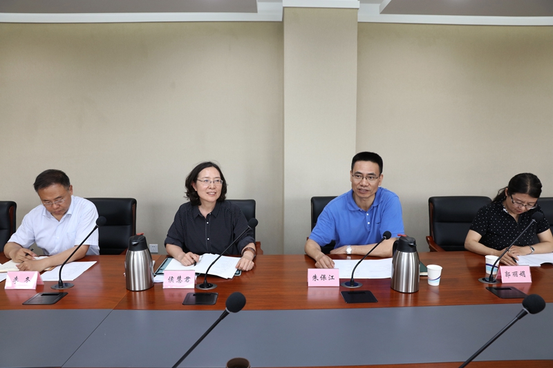 6月4日下午，学院团委举办青年教职工座谈会，主题为学习贯彻习近平总书记在纪念五四运动100周年大会重要讲话精神，并结合自身工作实际，畅谈学习体会，为学院事业发展及团委工作的开展建言献策。学院党委书记、常务副院长侯慧君出席并讲话。座谈会由学院党委副书记、纪委书记朱保江同志主持。学院办公室负责同志、团委委员、团员代表及部分优秀青年代表参加座谈会。