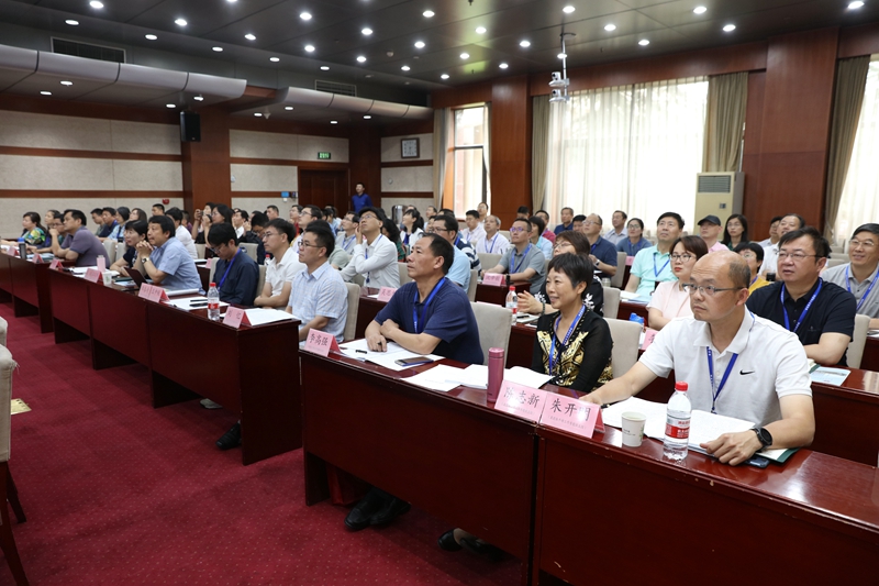 座谈会首先播放了北京大学、中国人民大学、武汉大学、湖南大学和高等教育出版社的专题片，来自浙江大学、四川大学、厦门大学、西南交通大学、西北农林科技大学和考试中心等六家单位的离退休部门负责人作交流发言。大家一致表示，座谈会形式新颖、内容丰富，郑富芝副部长代表部党组的讲话站位高、落地实，针对性、指导性都很强，令人倍感温馨、倍受鼓舞；赵胜利副局长代表中组部老干部局的讲话方向性强、信息量大、要求明确；专题片和发言交流展示的做法值得学习借鉴，大家在思想上、理论上、方法上都收获满满，会后一定结合实际抓好落实。（供稿：社会科学教研部 董险峰；摄影：图书信息技术部 于荣壮）
