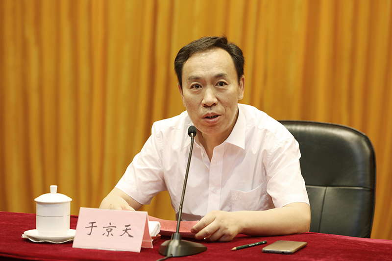 于京天代表学院致辞欢迎全体学员前来参加培训学习。他介绍了项目背景，指出这个培训项目属于公益项目，由田家炳基金会支持赞助，教育部港澳台办主办，国家教育行政学院承办，得到各个部门的高度重视。他表示，田家炳老先生富有大爱之心，慷慨助教，是我们学习的榜样，希望大家珍惜这次学习的机会，尽快转变角色、转变状态，深刻反思、找准问题，严格遵守各项纪律要求，圆满完成研修任务，学有所获。