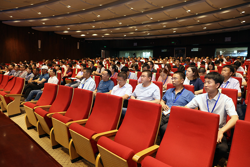 田家炳基金会“西部乡村中小学校长培训计划”2019年第一期中小学校长培训班共计学员198人，学员们将在学院进行为期12天的学习交流。（供稿：教育行政教研部 杨程；摄影：图书信息技术部 于荣壮）