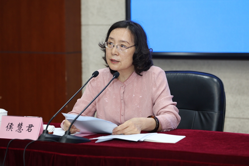 侯慧君在动员部署讲话中传达了中央和教育部党组有关主题教育的精神和要求。她强调,学院党委对学院主题教育提出了“教育报国守初心、立德树人担使命、对标检视找差距、攻坚克难抓落实、奋进有为展新颜”的目标要求。并就学习教育、调查研究、检视问题、整改落实四个方面的具体工作、时间安排和责任部门等进行了部署。 侯慧君在动员部署讲话中传达了中央和教育部党组有关主题教育的精神和要求。她强调,学院党委对学院主题教育提出了“教育报国守初心、立德树人担使命、对标检视找差距、攻坚克难抓落实、奋进有为展新颜”的目标要求。并就学习教育、调查研究、检视问题、整改落实四个方面的具体工作、时间安排和责任部门等进行了部署。