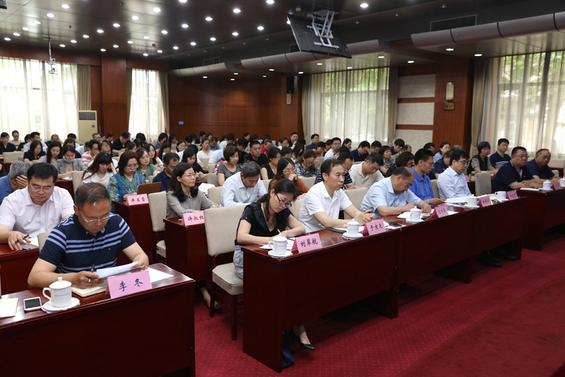 部直属机关主题教育第八巡回指导组成员刘翠航，以及学院领导班子、中层干部、全体党员参加了动员部署会议。（供稿：学院主题教育领导小组办公室；摄影：图书信息技术部 于荣壮）