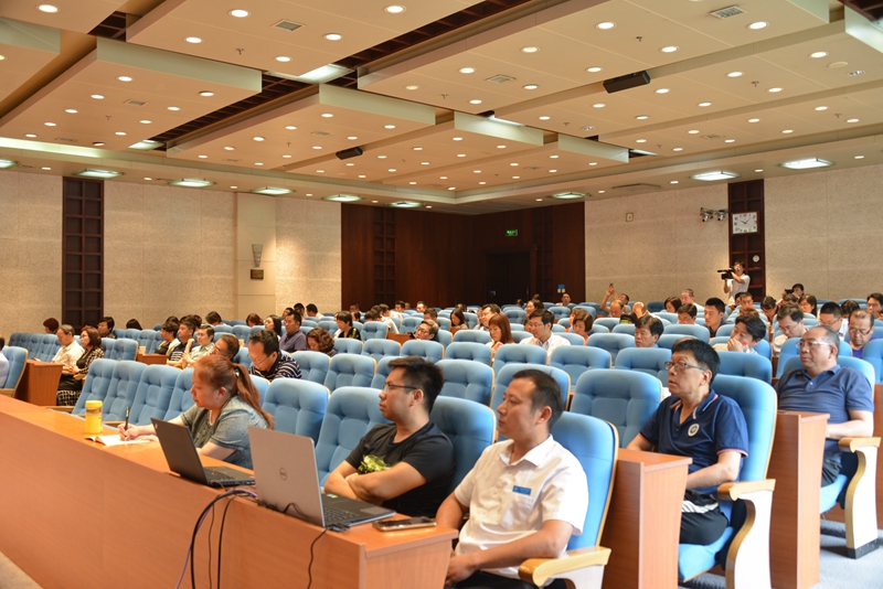 学院领导班子成员在部机关主会场现场参加报告会学习，其他党员干部在学院通过网络直播集中收看学习。（供稿：学院主题教育活动领导小组办公室；摄影：图书信息技术部 汪伟）