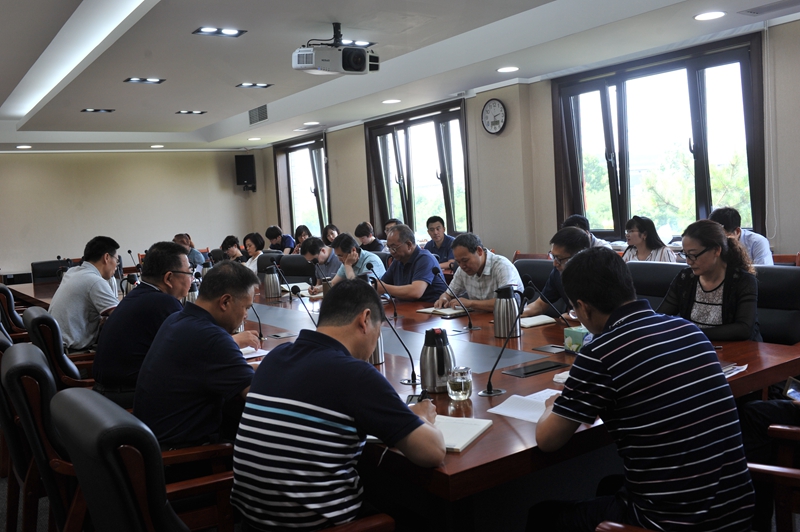 朱保江传达了教育部相关工作部署，结合学院实际对办公室及工作组所有人员提出了要求，强调一是要加强学习，把中央和部党组文件精神学深学透；二是要认真学习学院相关文件要求，明晰各自工作职责；三是要立即开展工作、提出方案，相互配合、及时沟通；四是工作中要力戒形式主义，确保学院主题教育各项工作及时部署、精心组织、从严从实、有力推进。（供稿：学院主题教育活动领导小组办公室；摄影：图书信息技术部 汪伟）