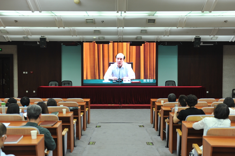 学院全体党员干部通过网络直播集中收看教育部“不忘初心、牢记使命”主题教育第二场专题辅导报告会