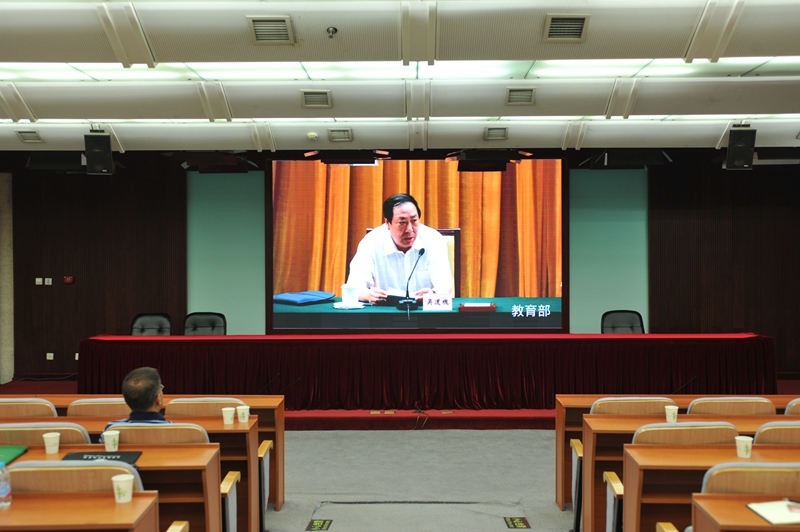 吴道槐指出，袁鹏教授的报告视野开阔、内容厚重、论述严谨、思路清晰，有助于我们深入了解对美经贸斗争的过程，深刻认识美国贸易霸权主义的实质和危害，对于我们全面把握我国的原则和立场，切实增强对美经贸斗争的底气和信心具有十分重要的意义。他强调，面对这场关系我国发展大局和核心利益的严肃斗争，直属机关各级党组织和广大党员干部要切实把思想和行动统一到以习近平为核心的党中央决策部署上来，进一步坚定信念，增强信心，勇敢应战，集中力量办好自己的事，办好教育的事；要加强党对教育工作的全面领导，坚定不移用“增强‘四个意识’”导航，用“坚定‘四个自信’”强基，用“做到‘两个维护’”铸魂，勠力同心，奋发有为，苦干实干，全面加强教育系统党的建设，加快推进教育现代化，建设教育强国，办好人民满意的教育，走出一条中国特色社会主义教育发展之路，为全面建成小康社会，实现中华民族伟大复兴做出教育应有的贡献。